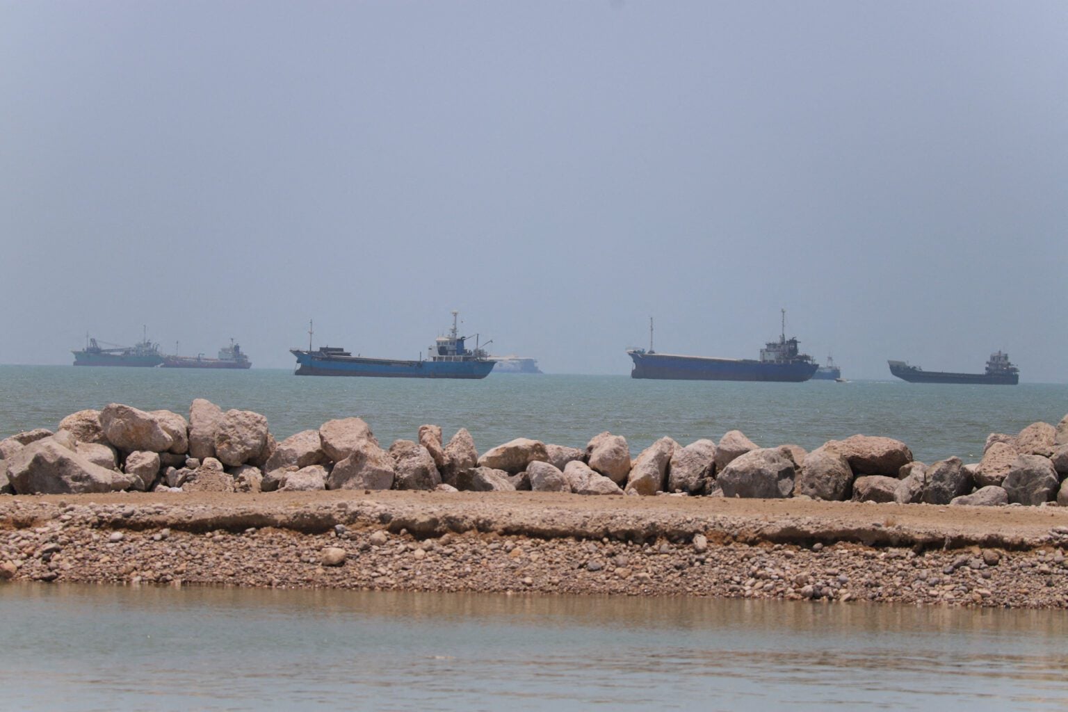 Hormuz Traffic Climbs as Supertankers Sail Into Persian Gulf